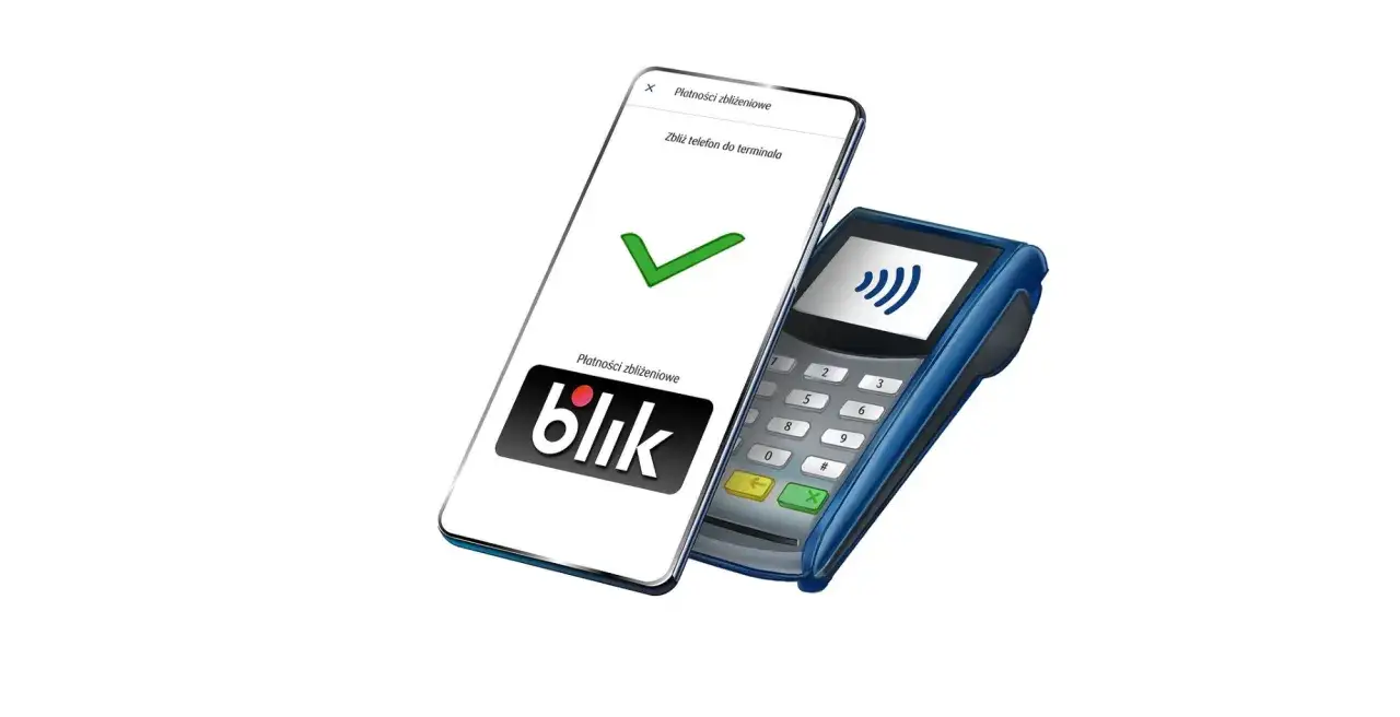 Telefon z aplikacją blik zbliżony do terminala płatniczego. Brak problemów z płatnością zbliżeniową.