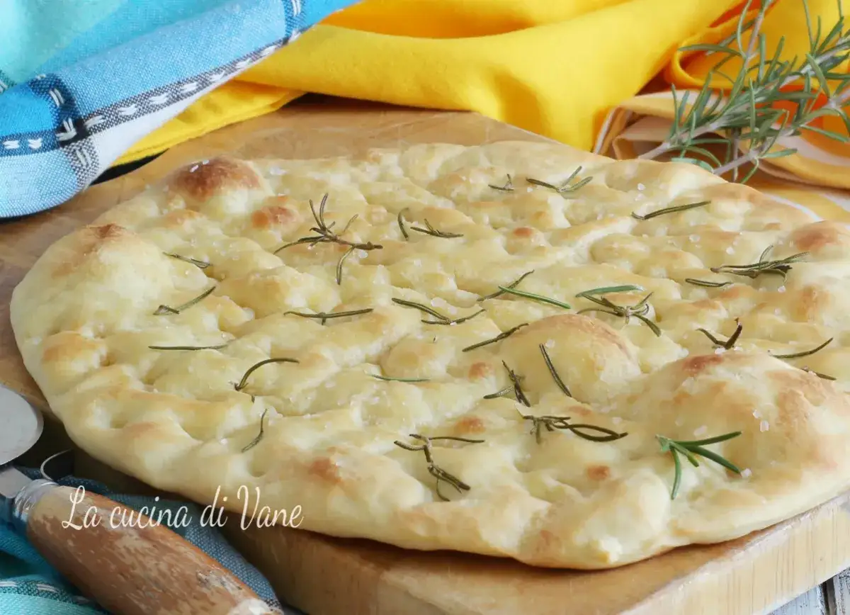 Focaccia con lievito istantaneo, dorata e soffice, guarnita con rosmarino fresco e sale grosso. Perfetta per ogni occasione.