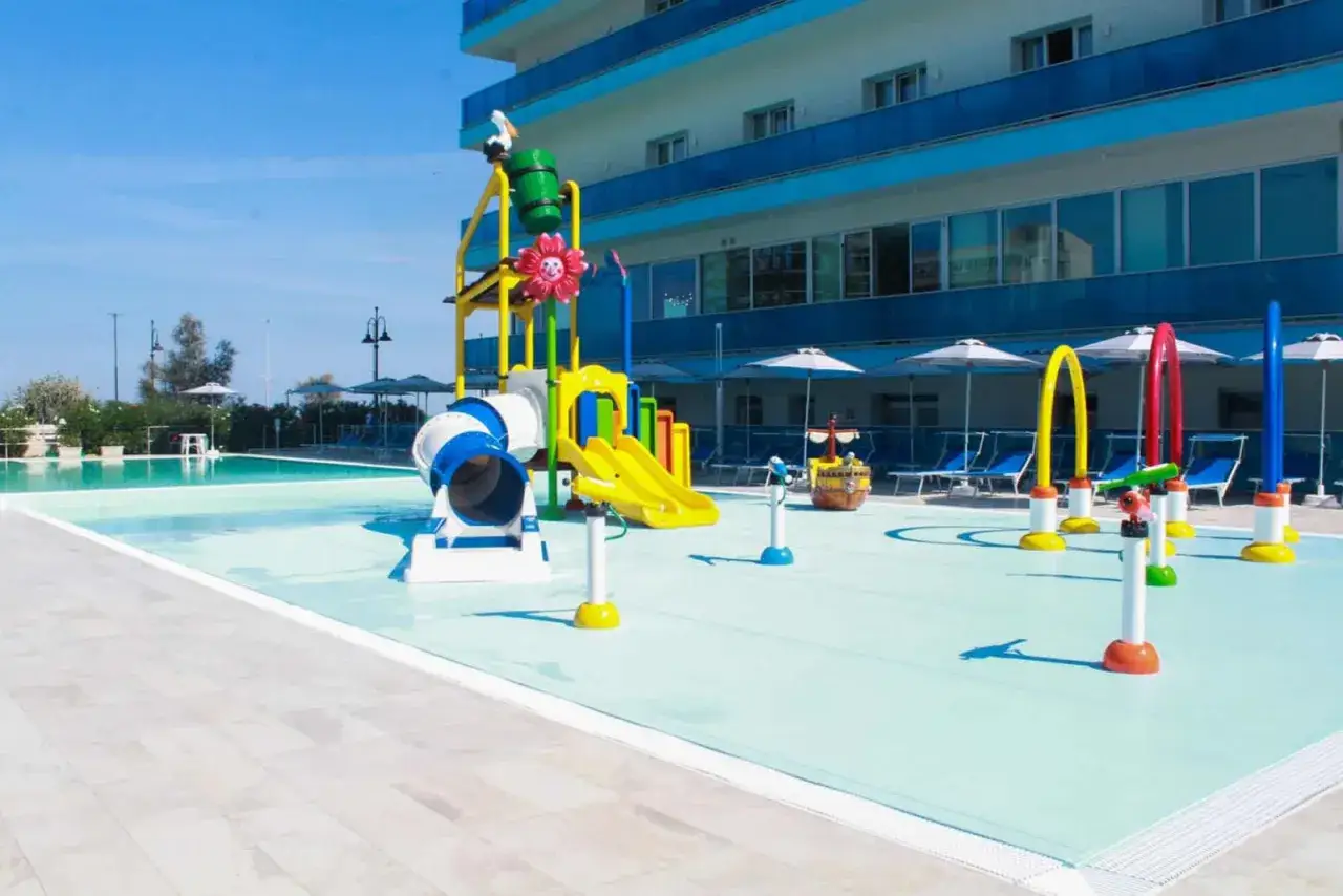 Area giochi acquatica con scivoli e spruzzi, perfetta per le famiglie. Le biondi hotel Cesenatico recensioni confermano il divertimento per i pi&ugrave; piccoli.