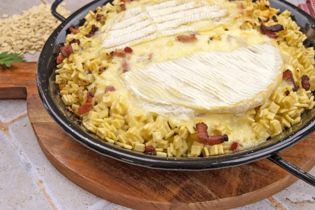 Gratin de pâtes aux lardons et fromage fondant, une recette savoureuse qui évoque le crozet origine.