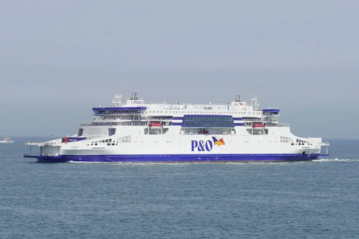 Ogromny prom P&O płynie po morzu, gotowy do rejsu między Calais a Dover.