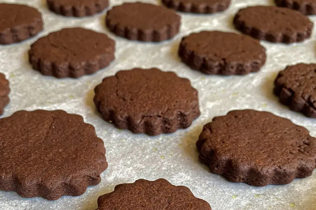 Biscotti al cacao con bordo ondulato, pronti per essere gustati.