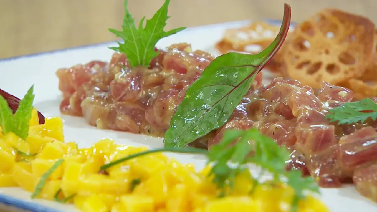 Delicioso steak tartar de atún, con mango y crujientes de loto, una creación de los hermanos Torres.