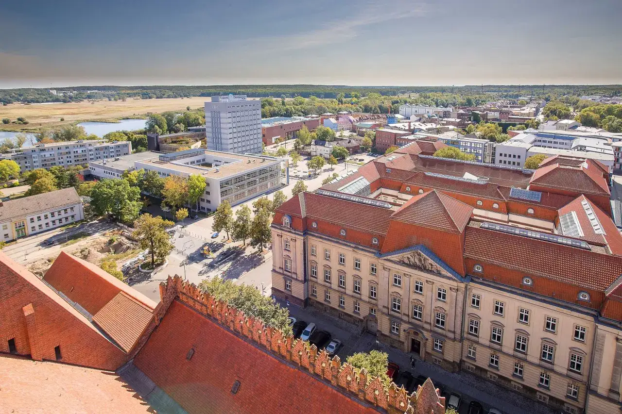 Widok z lotu ptaka na Frankfurt nad Odrą rynek z budynkami uniwersyteckimi i rzeką w tle.