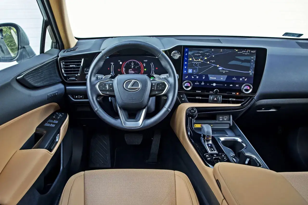 Wnętrze Lexusa NX z nowoczesnym ekranem multimedialnym i cyfrowymi zegarami. Sprawdź aktualną lexus nx cena!