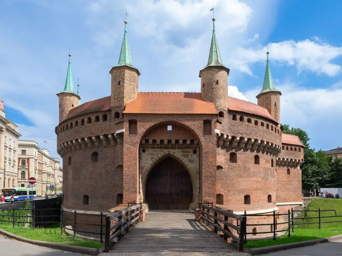 Brama Floriańska, świadectwo historii Krakowa, z drewnianym mostkiem i wieżyczkami.