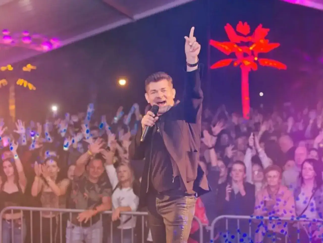Zenek Martyniuk śpiewa dla tłumu. Fani zastanawiają się, gdzie najbliższy koncert Zenka Martyniuka.