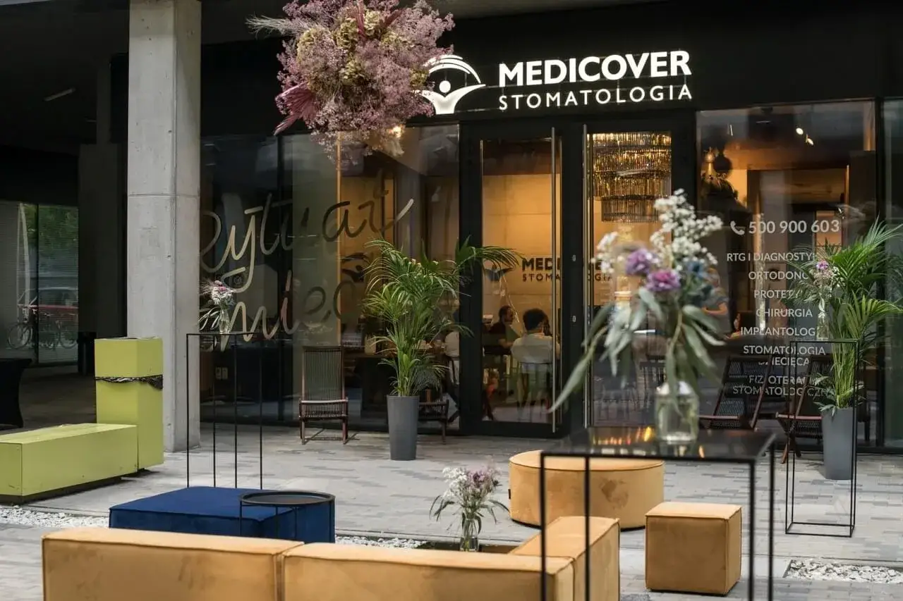 Nowoczesny gabinet stomatologiczny Medicover z roślinnością i meblami w poczekalni.