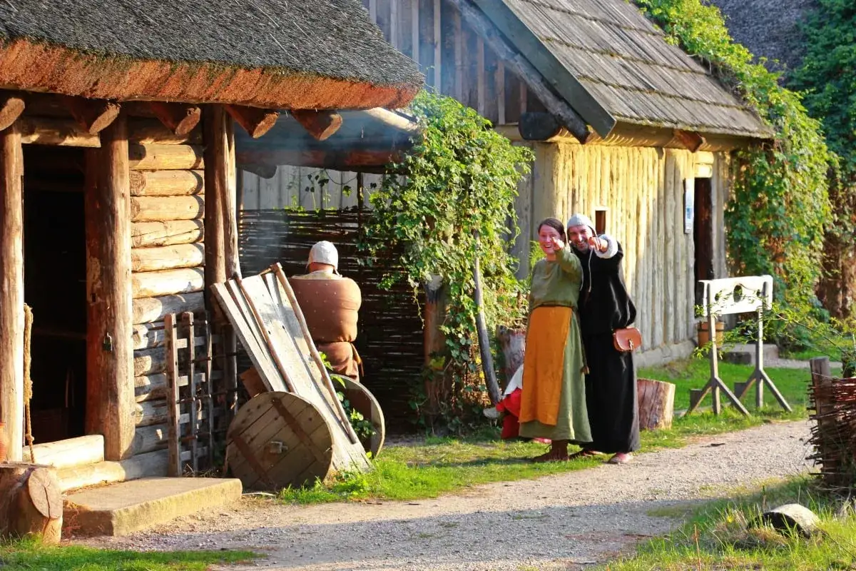 Wielkopolska zaprasza! W skansenie para w strojach z epoki wskazuje drogę do kolejnych atrakcji. Co zwiedzić w Wielkopolsce?