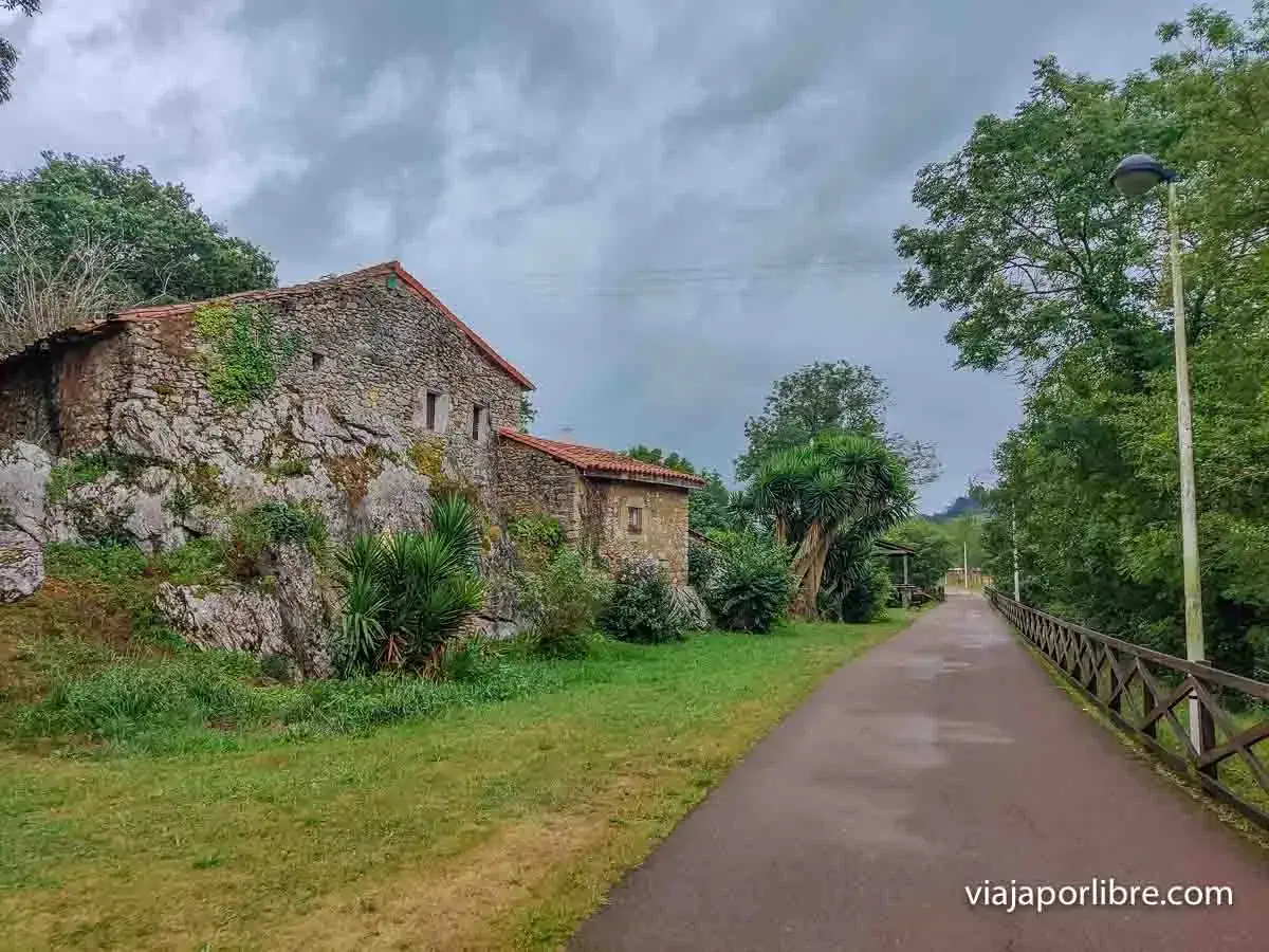 Antigua casa de piedra junto a un camino, ideal para un paseo verde.
