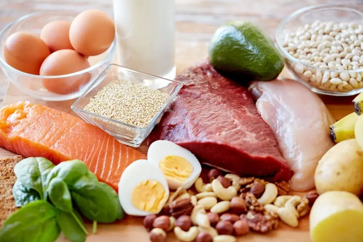 Vielfalt an Lebensmitteln wie Lachs, Rindfleisch, Hähnchen, Eier, Nüsse, Quinoa, Bohnen, Avocado, Bananen und Kartoffeln, die wichtige Mineralstoffe liefern.