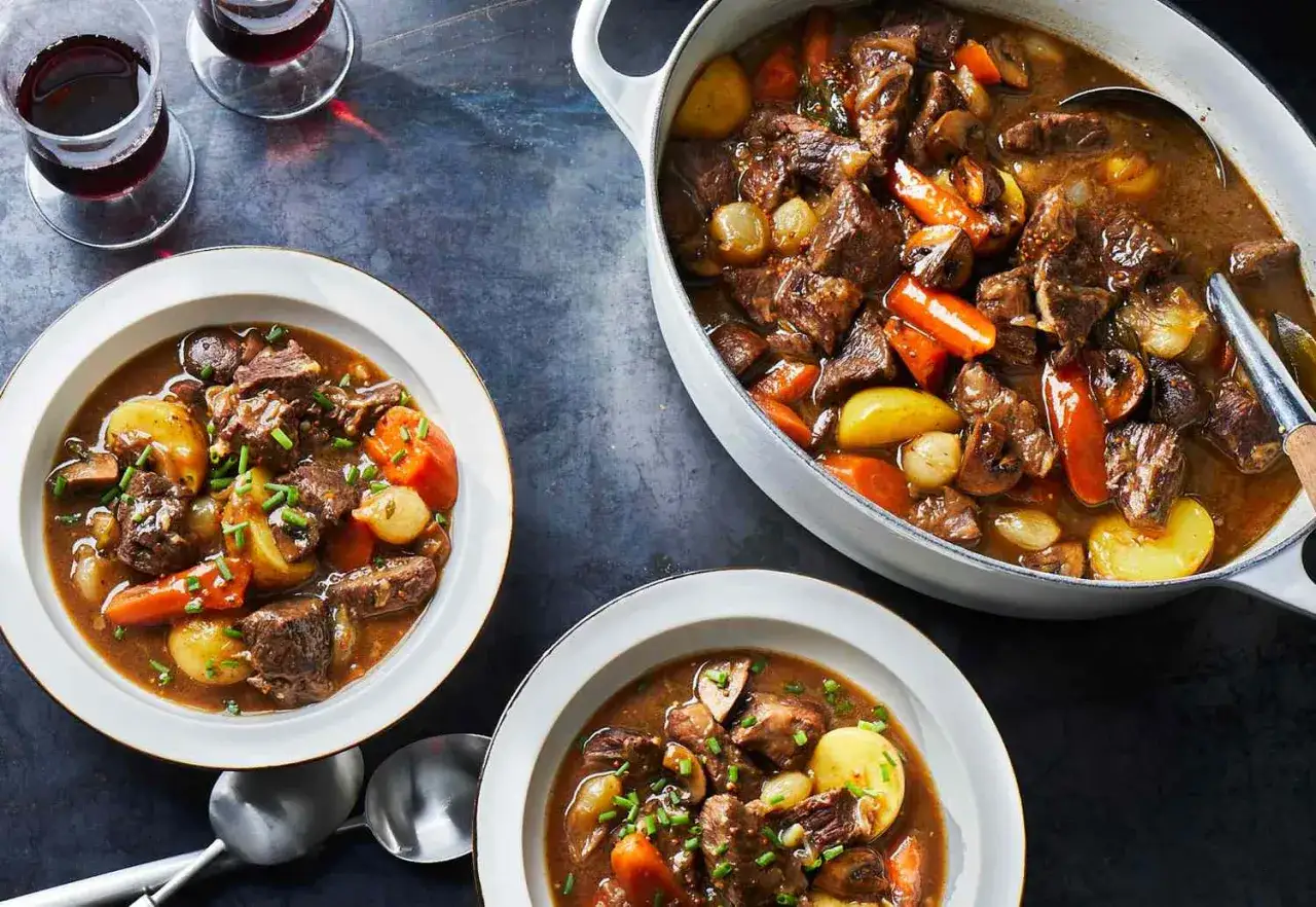 Herzhafte Rindfleisch-Eint&ouml;pfe, perfekt f&uuml;r Dutch Oven Rezepte, mit Kartoffeln, Karotten und Pilzen, garniert mit Schnittlauch.