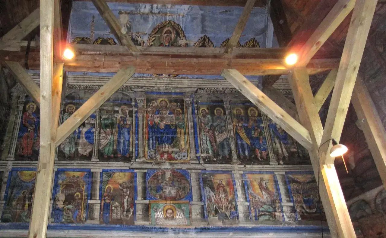 Wnętrze cerkwi z malowidłami. Widoczny fragment ikonostasu, co to jest? To ściana z ikonami oddzielająca nawę od ołtarza.