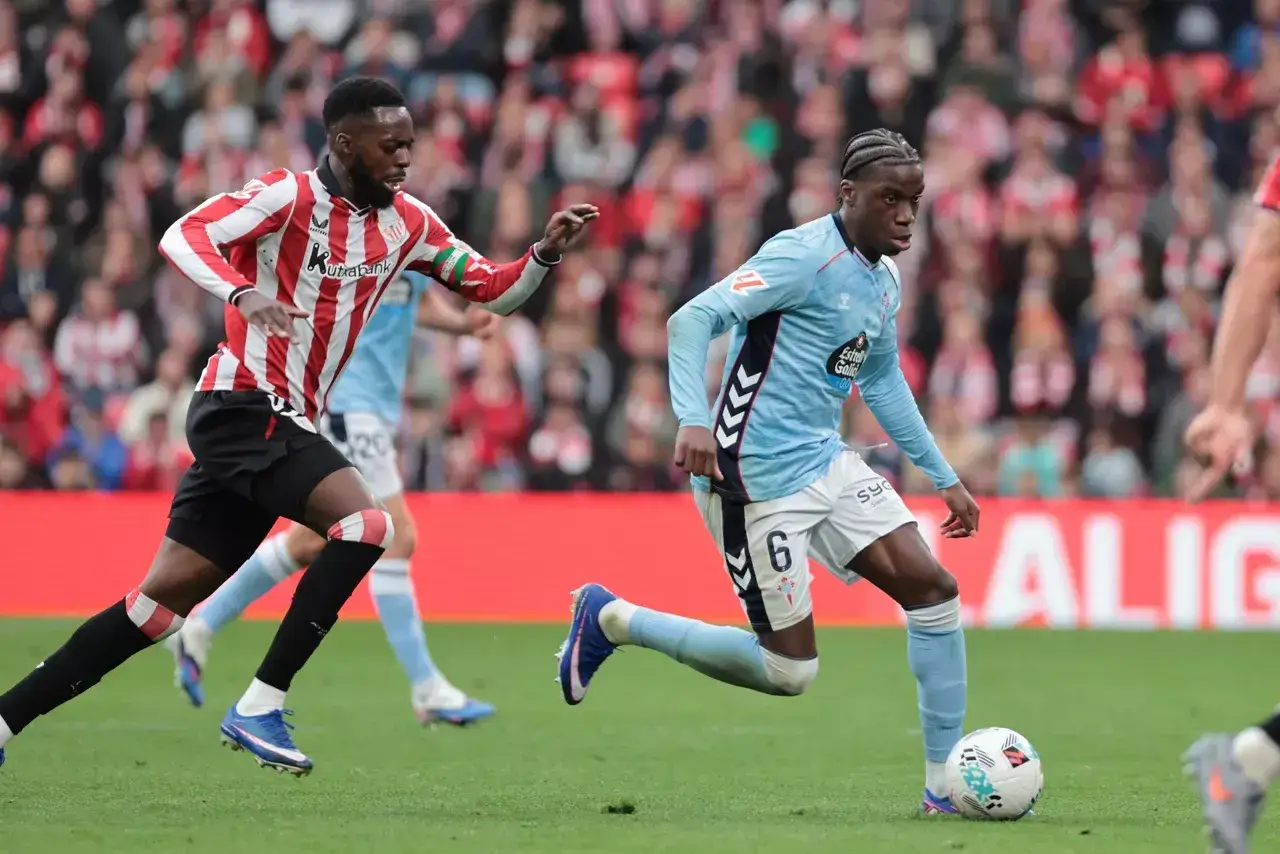 Jugadores del Celta de Vigo y Athletic compiten por el bal&oacute;n en un partido.