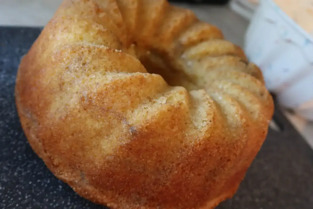 En gyllene sockerkaka med kardemumma, perfekt för fikat.