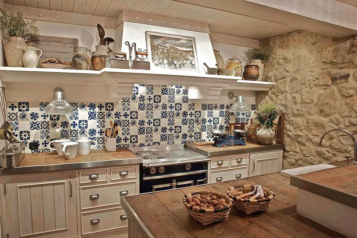 Cocinas r&uacute;sticas modernas con azulejos azules y blancos, encimeras de madera y piedra natural.