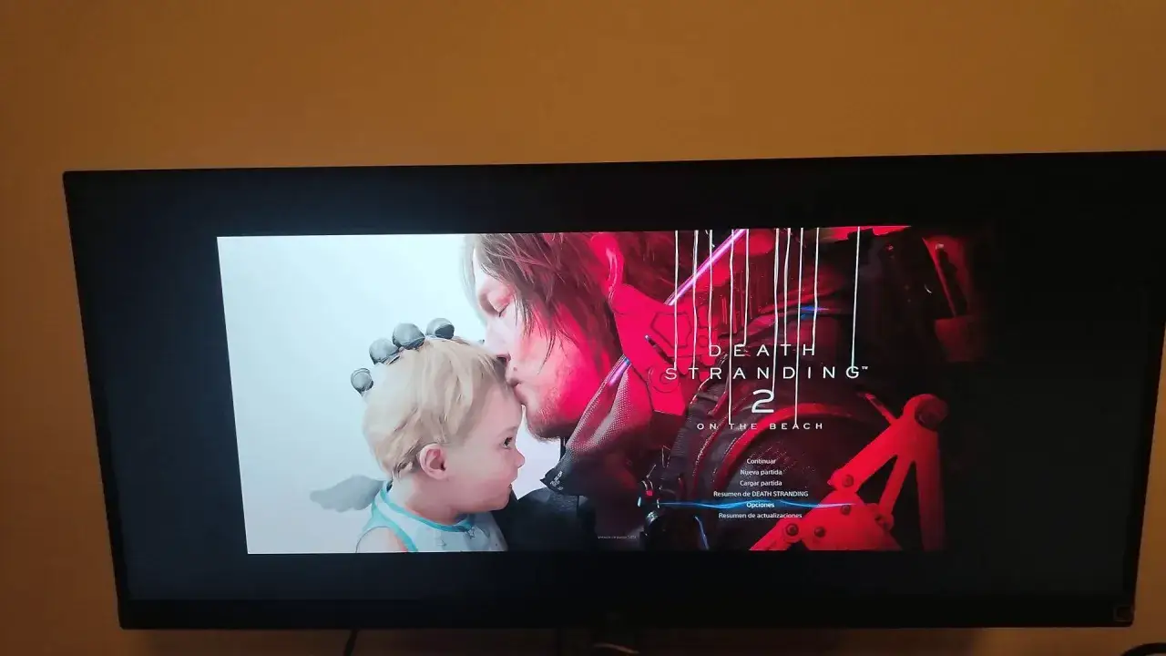 Sam całuje dziecko na ekranie tytułowym Death Stranding 2. Gra na PC zapowiada się emocjonująco.