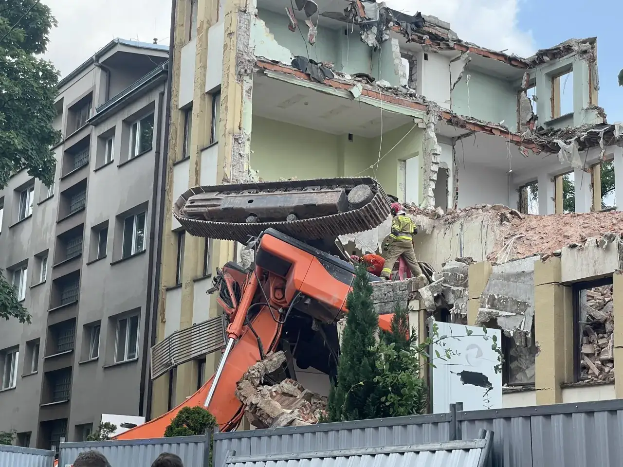 Zawalony budynek, koparka w akcji. Trwa wyburzenie domu, koszt prac budowlanych jest wysoki.