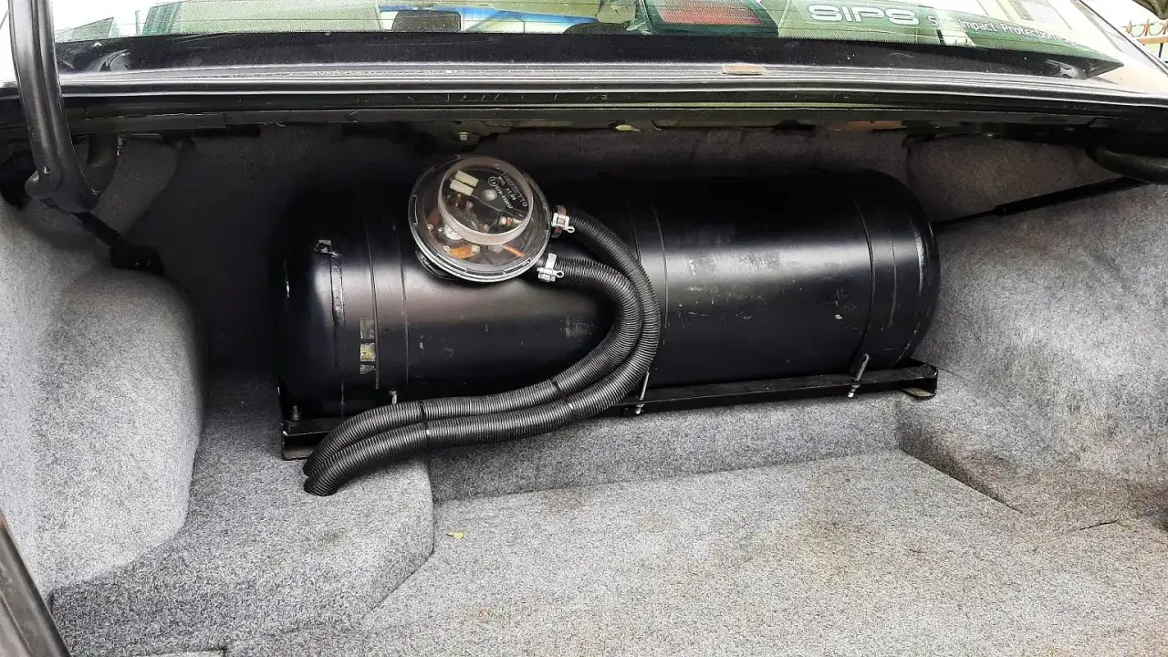 Samoch&oacute;d z butlą LPG w bagażniku