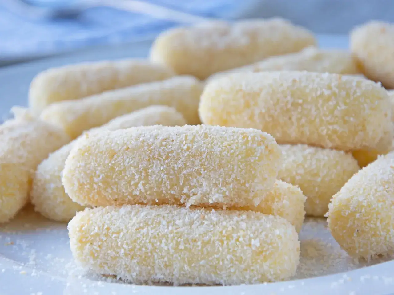 Kroketten aus Kartoffelbrei, knusprig paniert und auf einem Teller angerichtet. Ein leckerer Snack für zwischendurch.