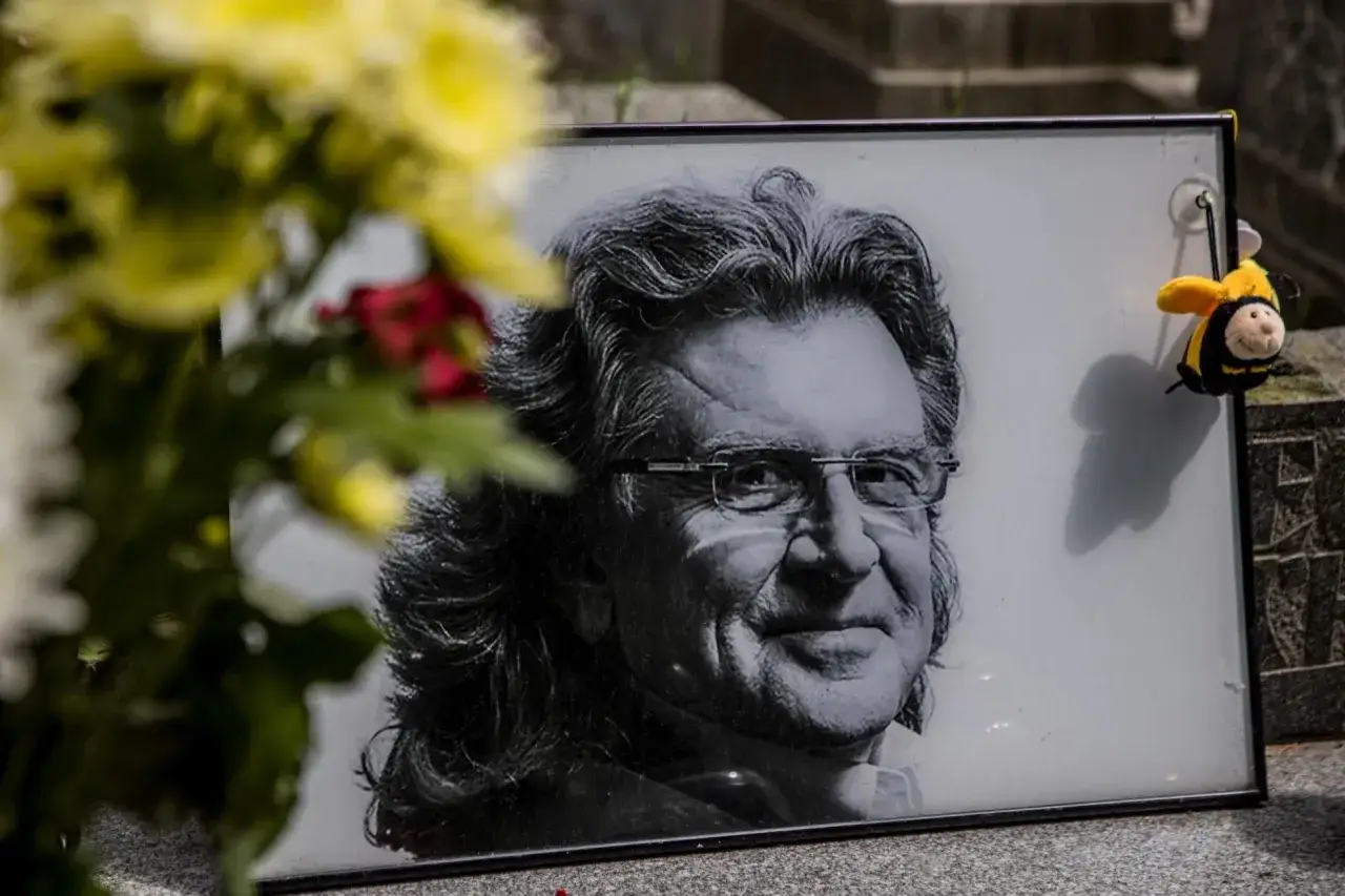 Wodecki urodziny piosenka. Na zdjęciu portret Zbigniewa Wodeckiego z kwiatami i pszczółką.