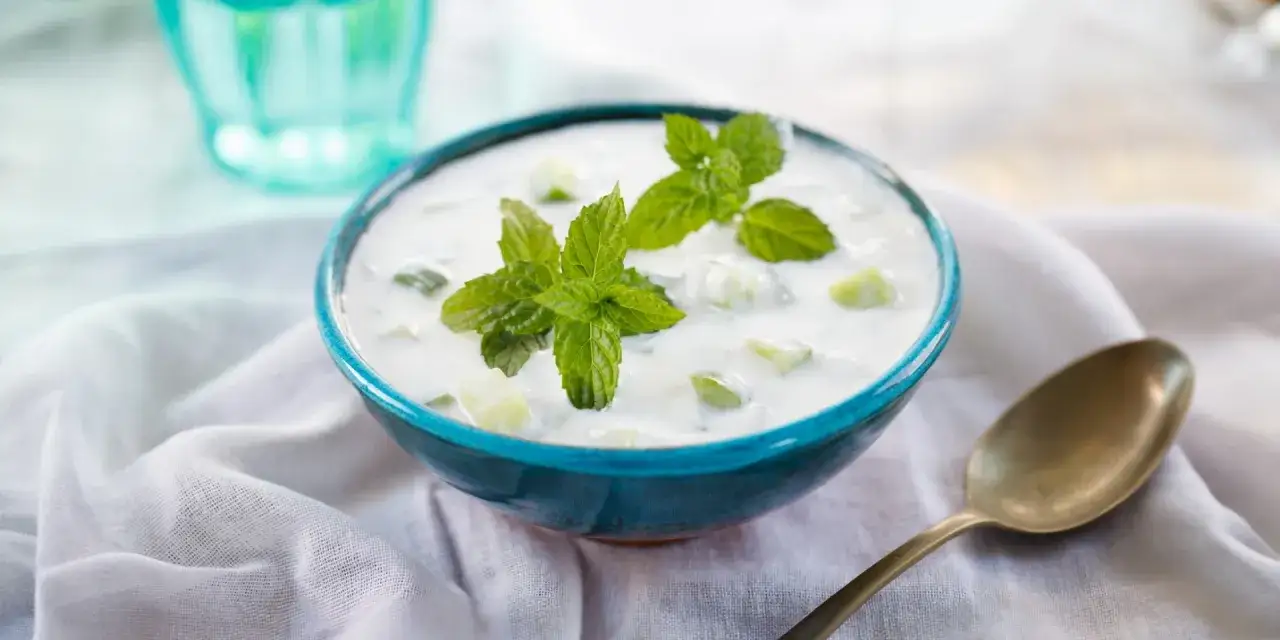Crema de pepino refrescante con menta, servida en un cuenco azul.