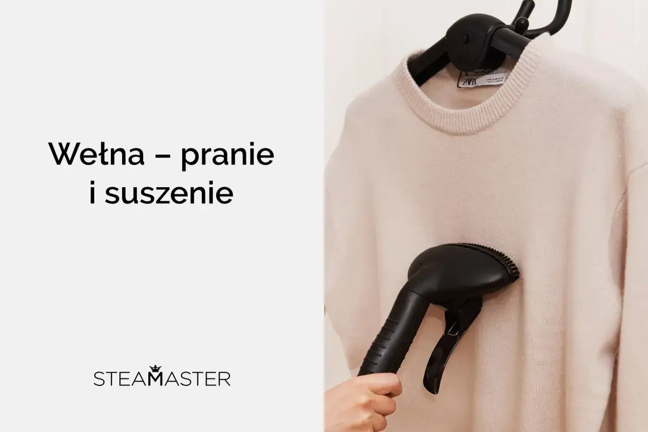 Delikatny sweter z wełny na wieszaku, obok instrukcji jak prać wełnę. Ręka trzyma parownicę.