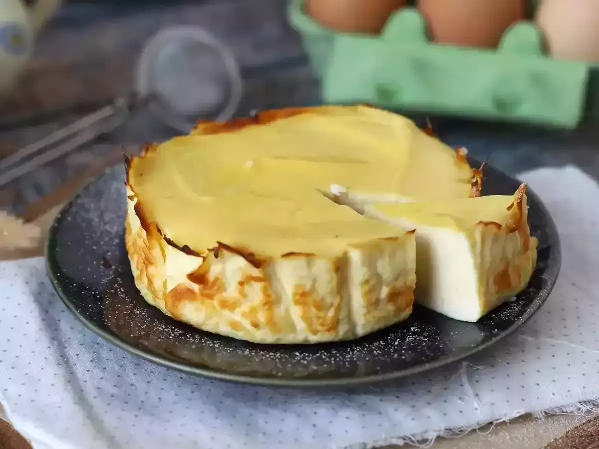 En krämig ricotta cheesecake, perfekt för ett enkelt ricotta recept. En bit är uppskuren.