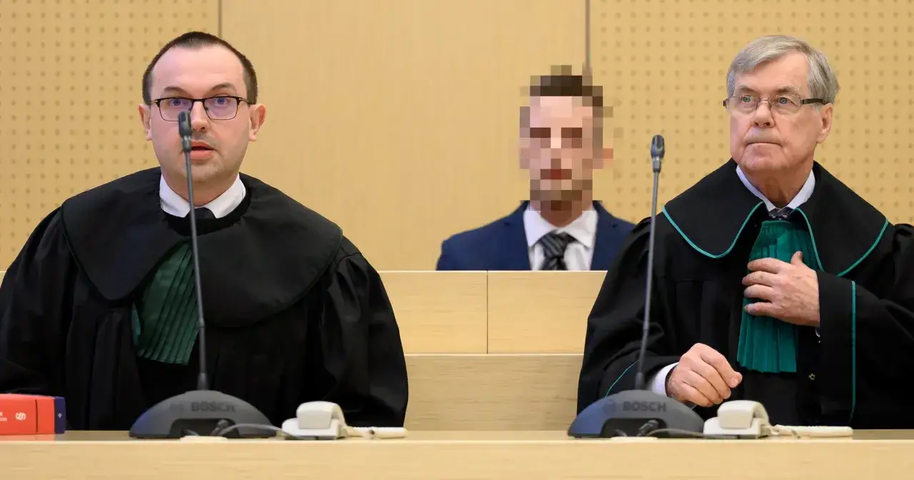 Dwóch prawników w togach i oskarżony w procesie sądowym.