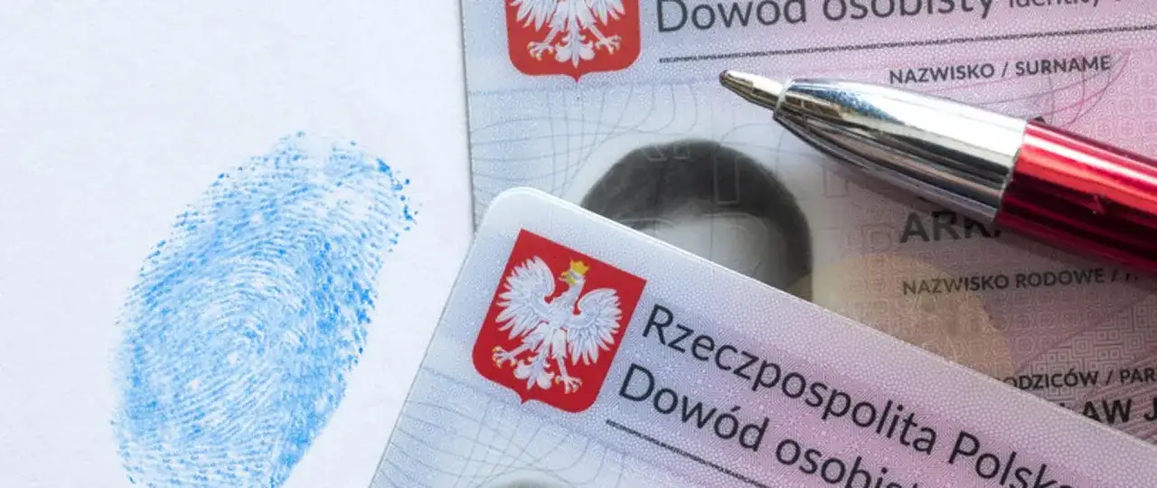 Niebieski odcisk palca obok polskiego dowodu osobistego i długopisu. Zastrzeżenie dowodu osobistego.