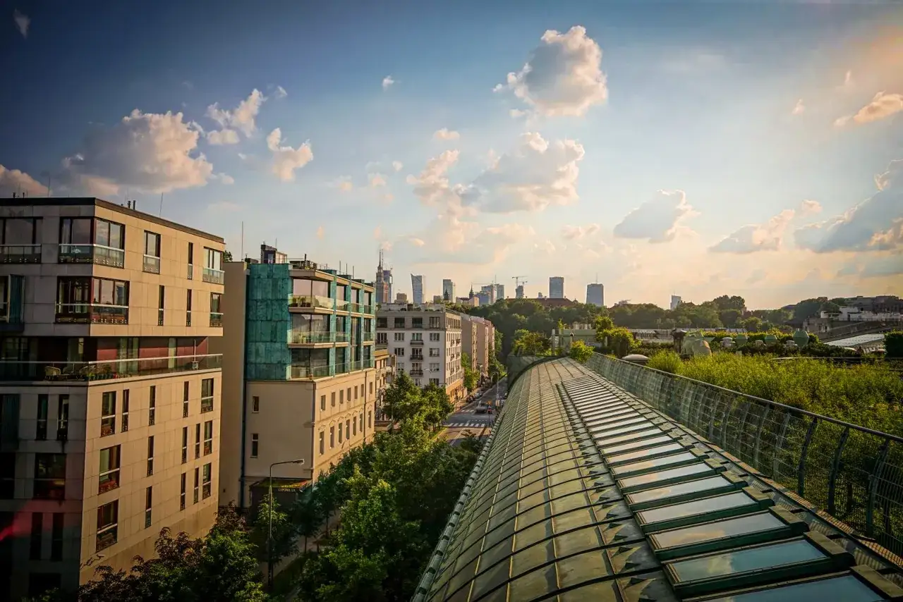 Widok na nowoczesne budynki i panoramę Warszawy. Spacer po zielonych dachach to jedne z darmowych atrakcji Warszawy.