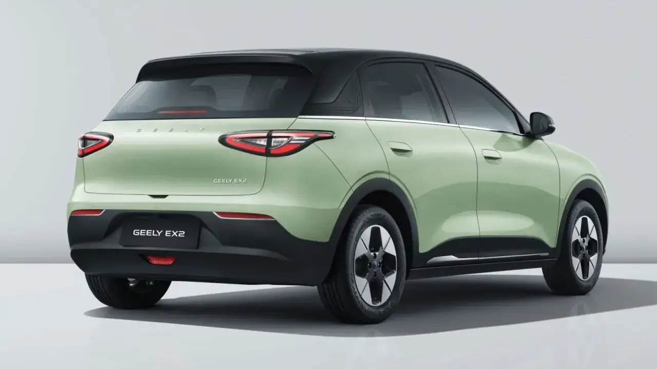 El Geely EX2, un coche el&eacute;ctrico moderno, se presenta en un llamativo color verde menta con techo negro. Ideal para las calles de Geely Espa&ntilde;a.