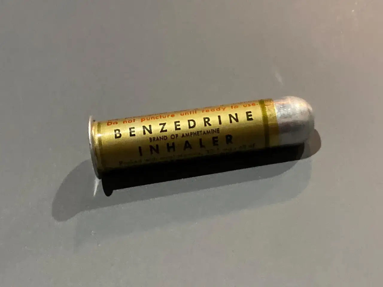 Stary inhalator Benzedryna, zawierający amfetaminę, gotowy do użycia.