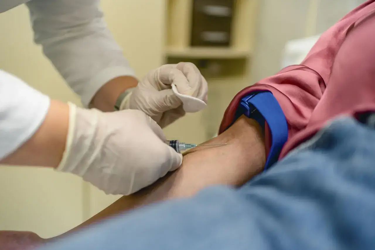 Eine medizinische Fachkraft entnimmt Blut f&uuml;r die Bestimmung des Troponin-Werts.