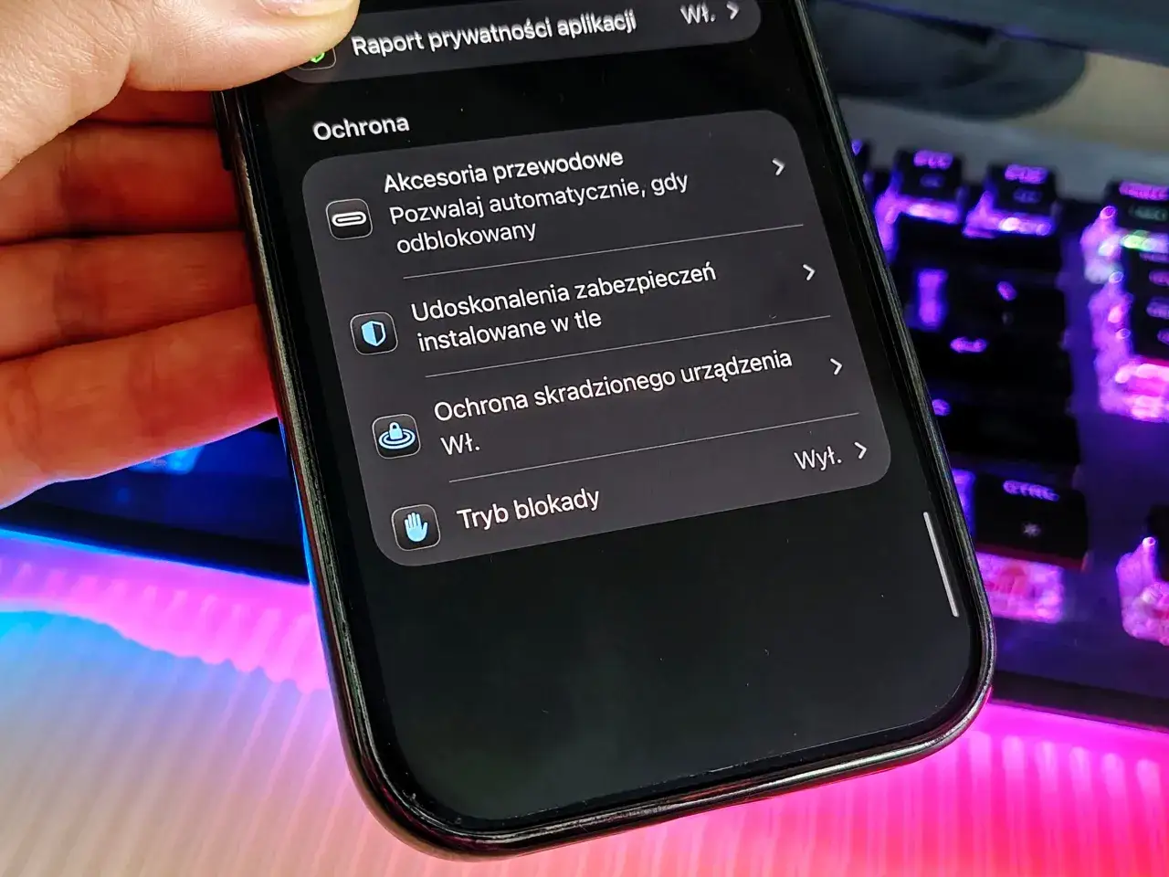 Ustawienia ochrony iPhone'a: akcesoria, udoskonalenia zabezpieczeń, ochrona skradzionego urządzenia i tryb blokady. To jak antywirus dla Twojego iPhone'a.