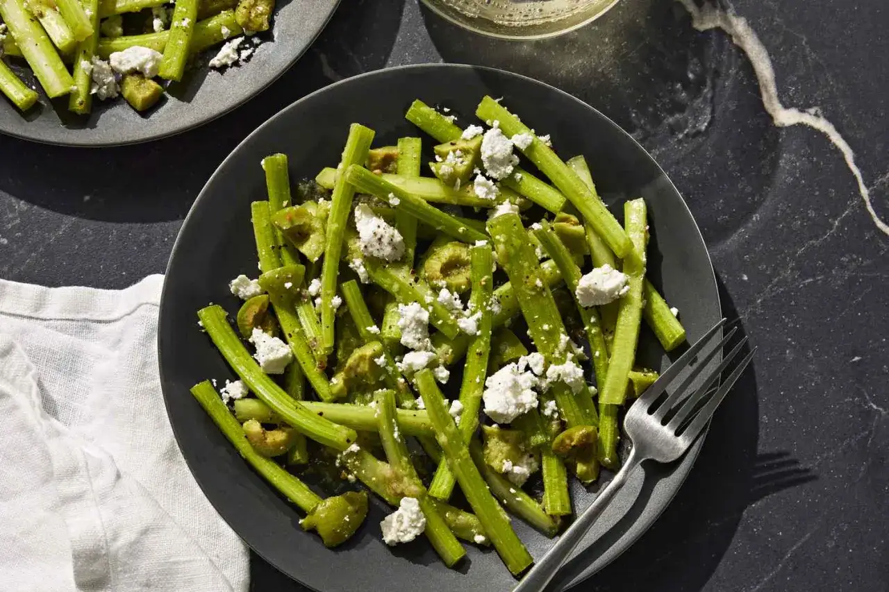 Selleriesalat aus dem Glas mit Oliven und Feta. Ein erfrischender Genuss, der schnell zubereitet ist.