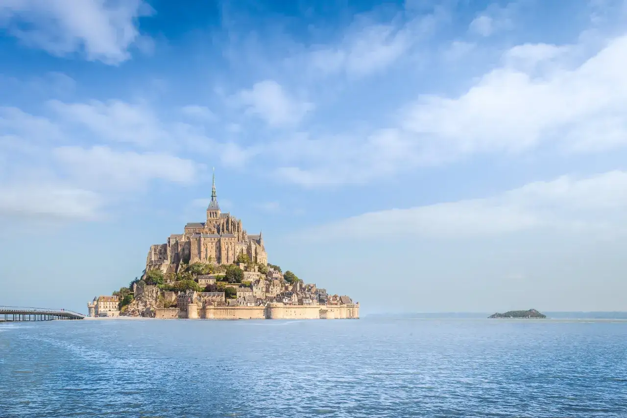 Magnifique vue du Mont Saint-Michel, une merveille &agrave; visiter, se dressant sur son &icirc;lot rocheux entour&eacute; par la mer.