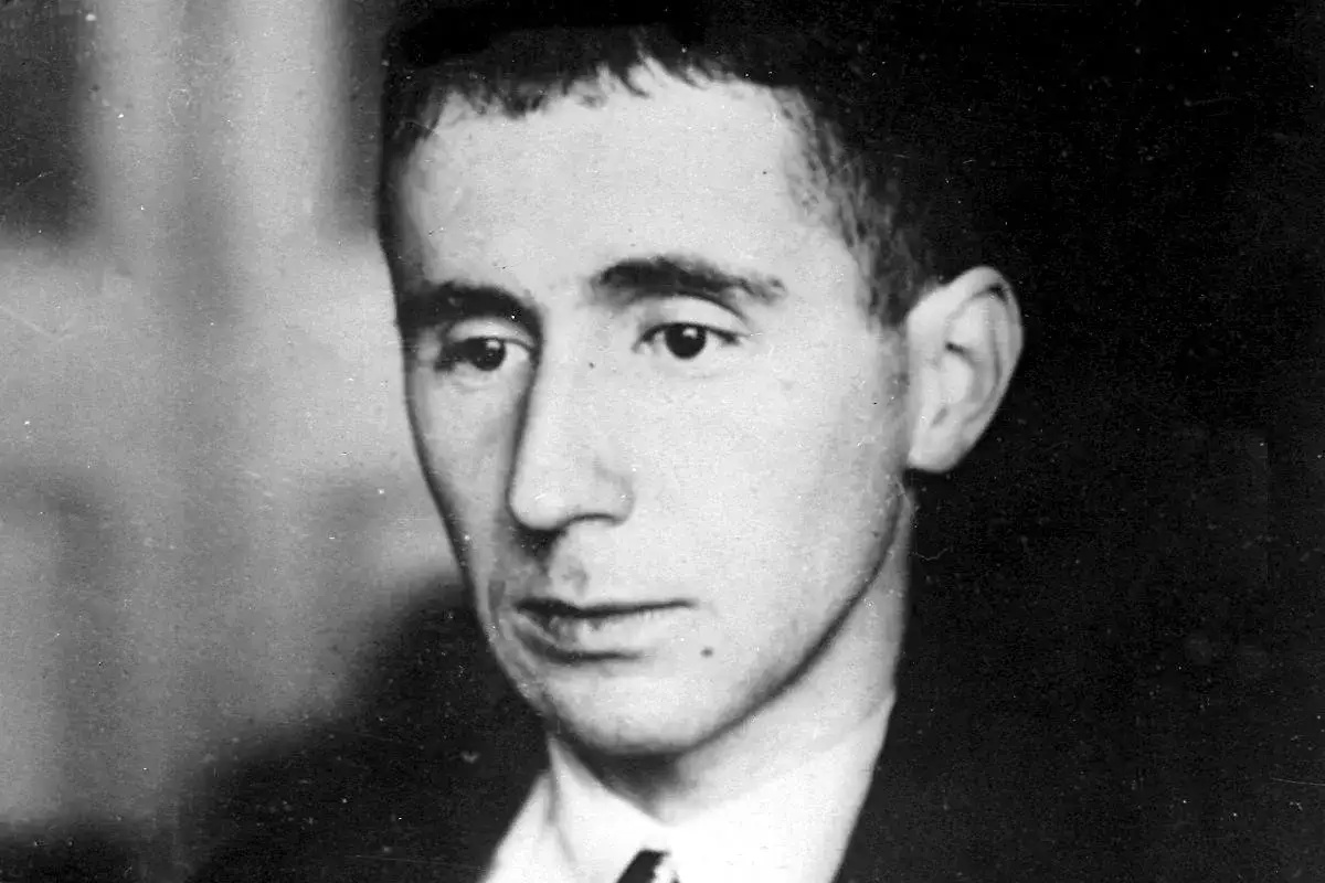 Portret młodego mężczyzny, którego imię to Brecht. Ma krótko ostrzyżone włosy i poważne spojrzenie.