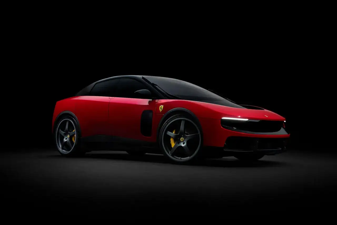 Czerwone, elektryczne Ferrari z czarnym dachem i przyciemnianymi szybami, na ciemnym tle.