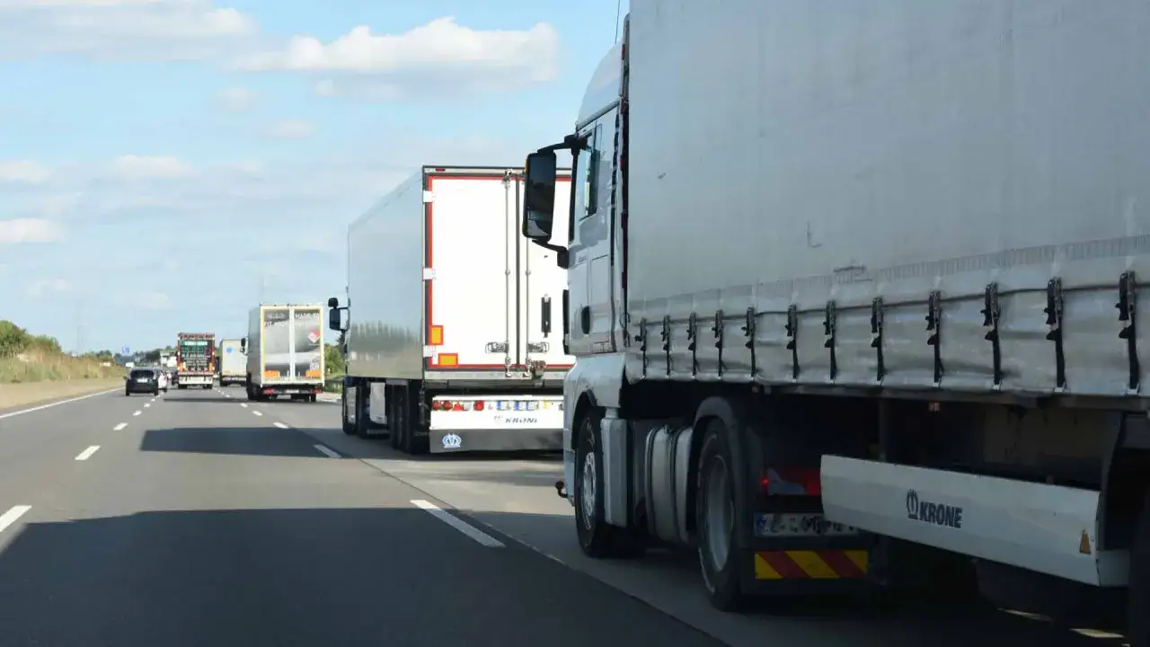 LKW-Kolonne auf der Autobahn, bereit f&uuml;r den Frachttransportvertrag.