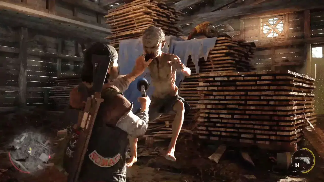 Gracz w Days Gone na Xbox walczy z przerażającym zombie w opuszczonej szopie, otoczony stertami drewna.