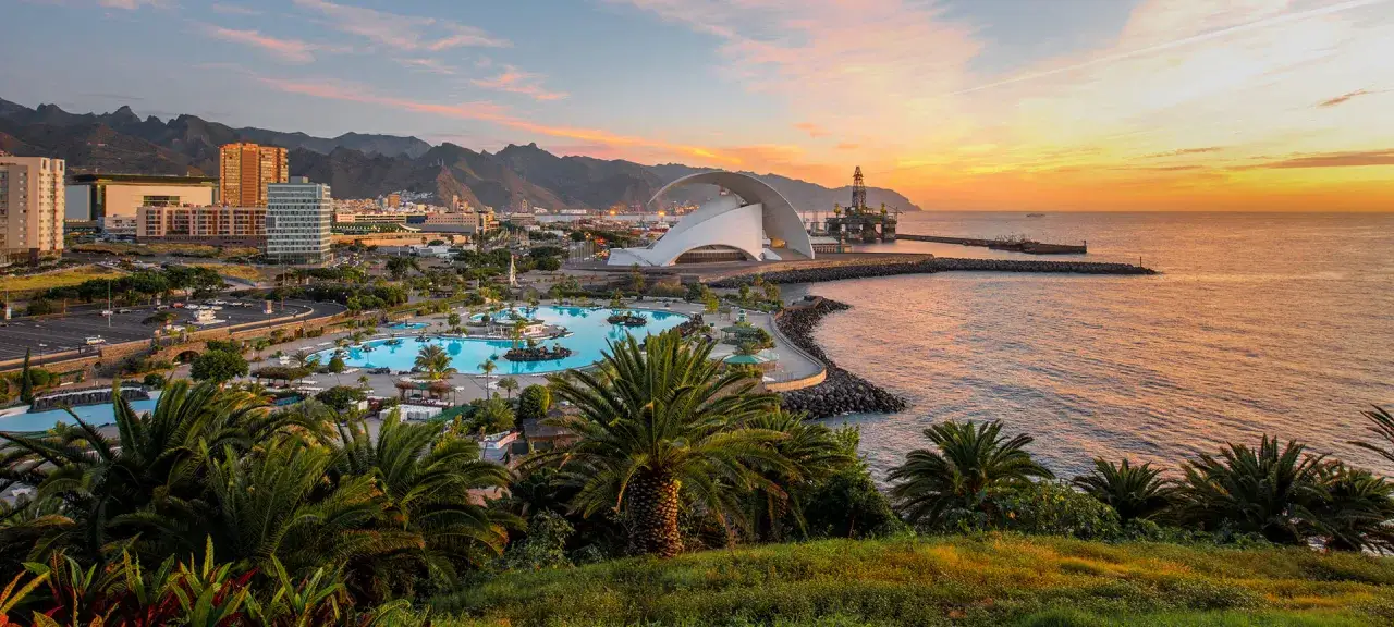 Zachód słońca nad Santa Cruz de Tenerife. Zobacz Auditorium, baseny i port.