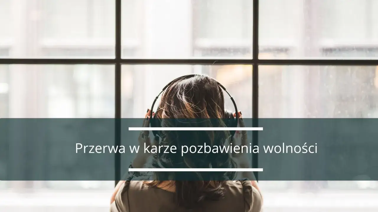 Kobieta w słuchawkach przy oknie. Tekst na dole: 