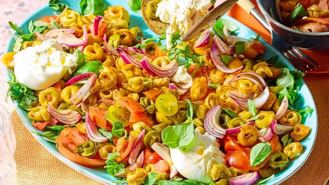 Auswahl von verschiedenen bunten, appetitlichen Salaten auf einem Tisch