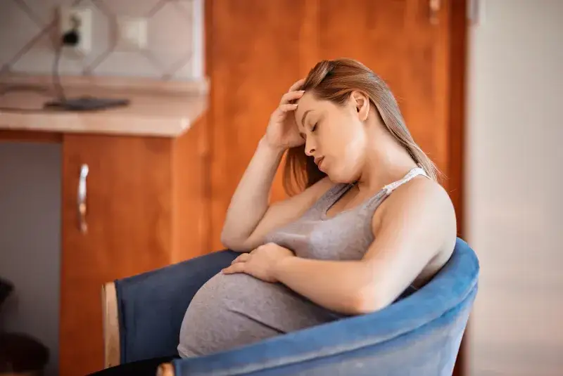 kobieta odczuwająca zmęczenie w ciąży