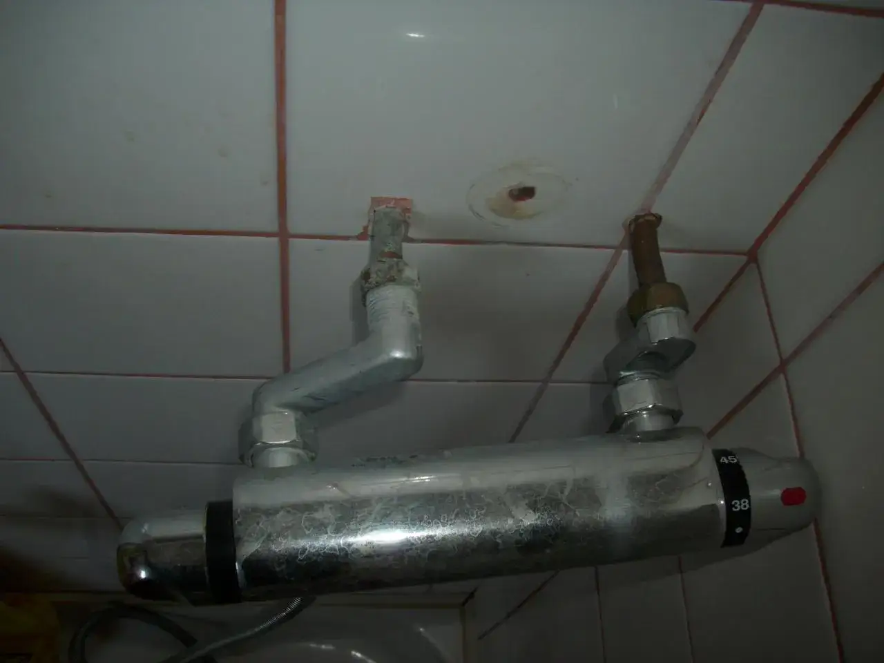 Mitigeur de douche install&eacute;, montrant l'entraxe robinet douche et les raccords muraux.