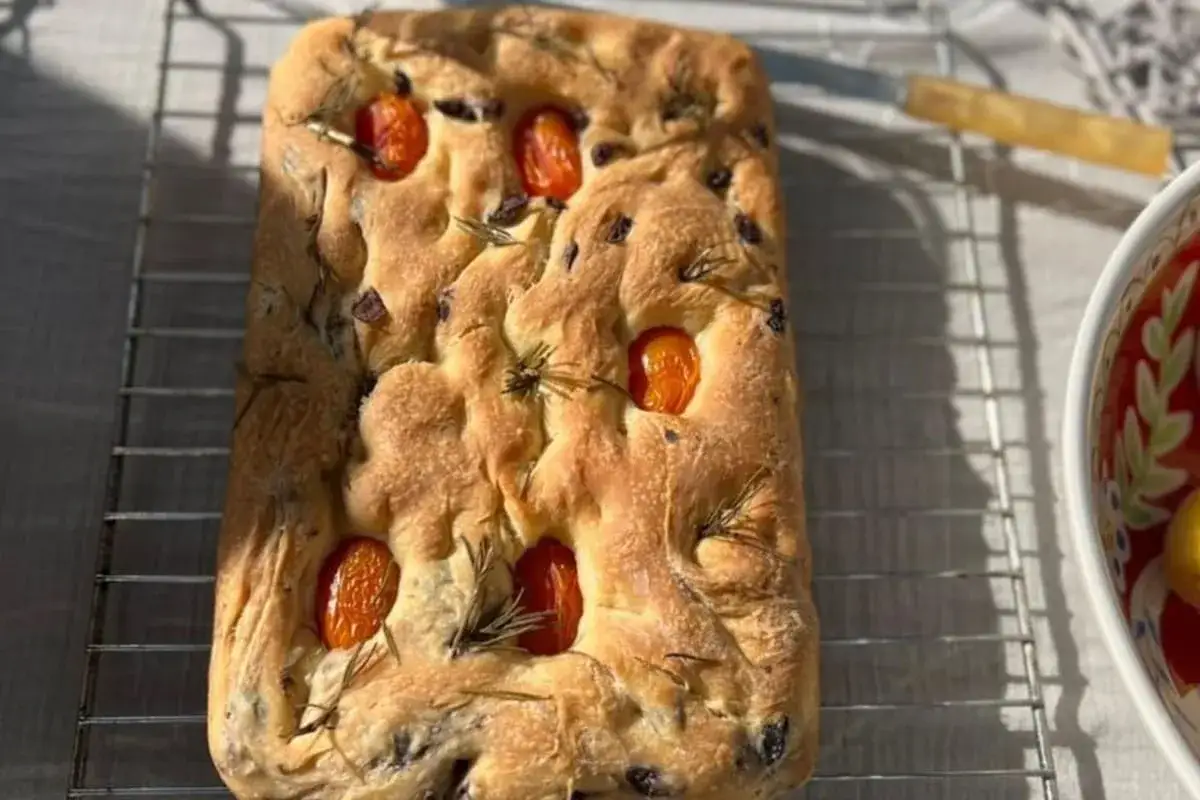Focaccia casera con tomates cherry, aceitunas y romero. Una deliciosa focaccia reteta para compartir.
