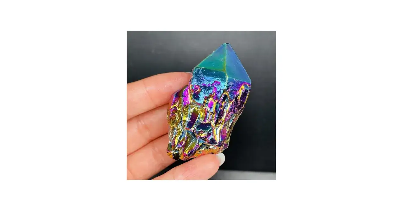 Regenbogen-Kristall in Hand, der die **Angel Aura Wirkung** zeigt. Ein schillerndes Spektakel aus Farben.