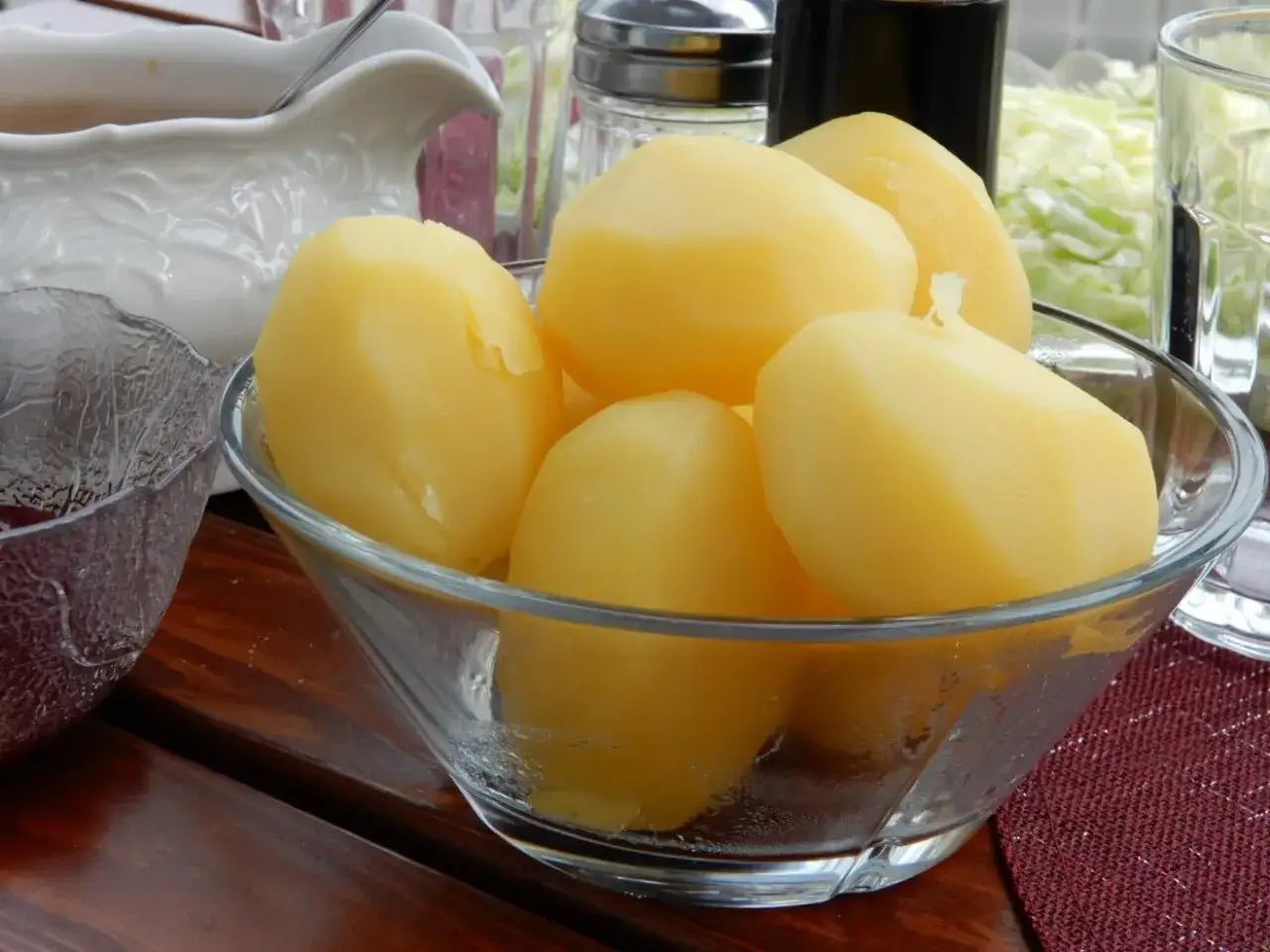 En skål med nykokta, gula potatisar. Perfekt för att koka potatis till middagen.