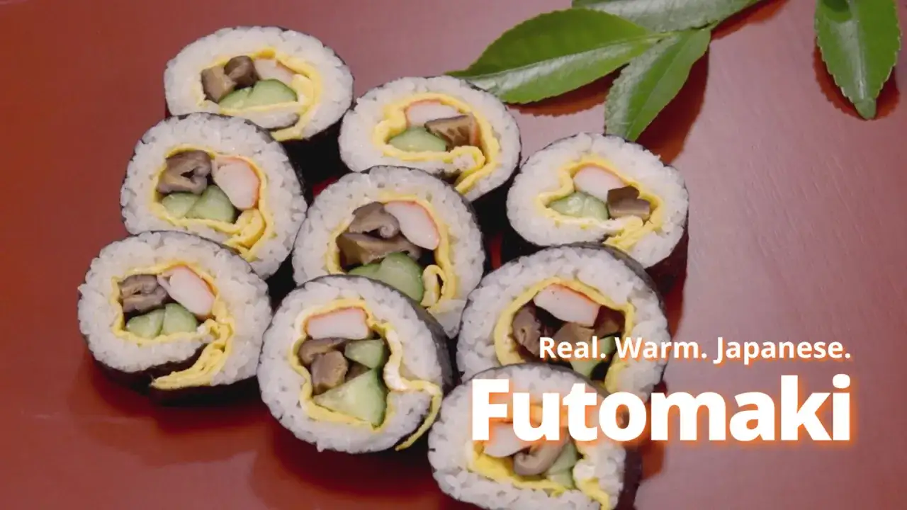 Futomaki co to? Grube rolki sushi z ryżem, nori, omletem, ogórkiem i grzybami. Pyszne i sycące.
